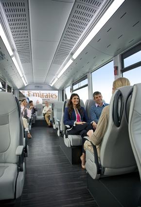 خدمة حافلات فاخرة لركاب طيران الإمارات في مطار دبي الدولي